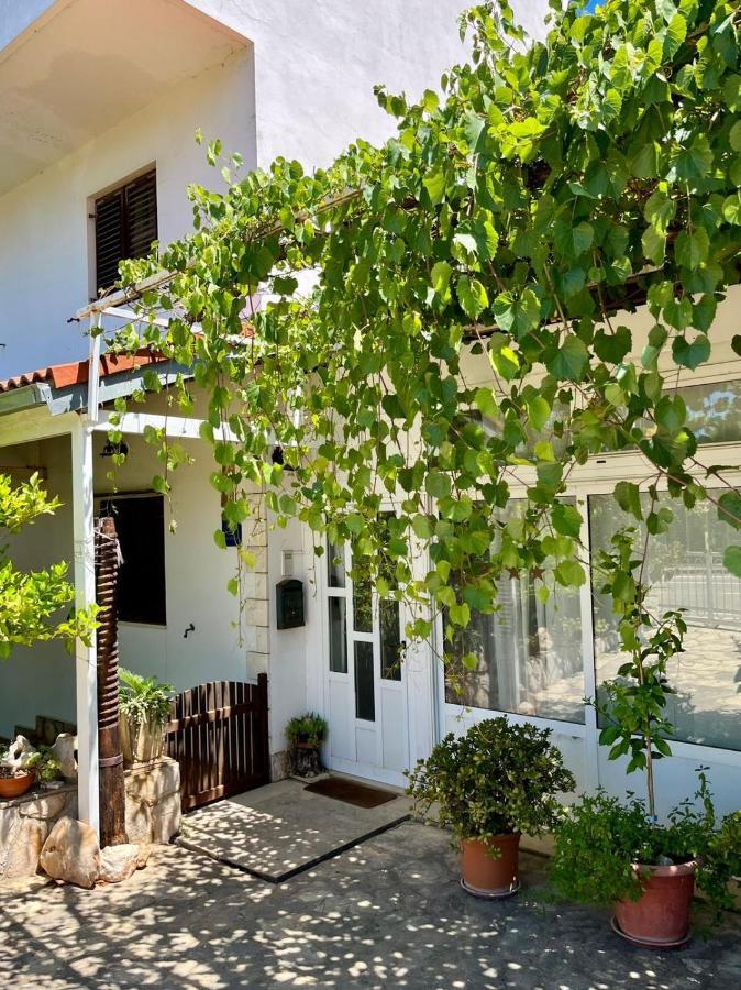 Apartman Gorana With Swimming Pool Йелса Екстериор снимка